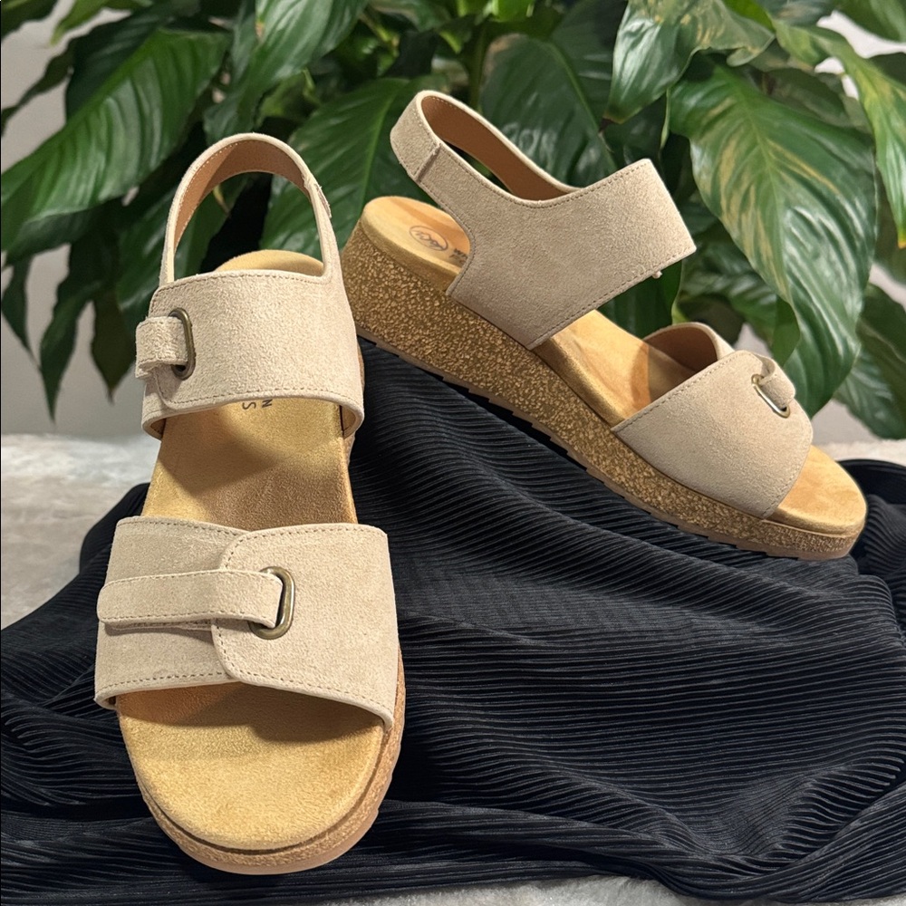 White Mountain Sandal Wood Suede Leather Footbeds Wedge Sandal - Women's 8.5